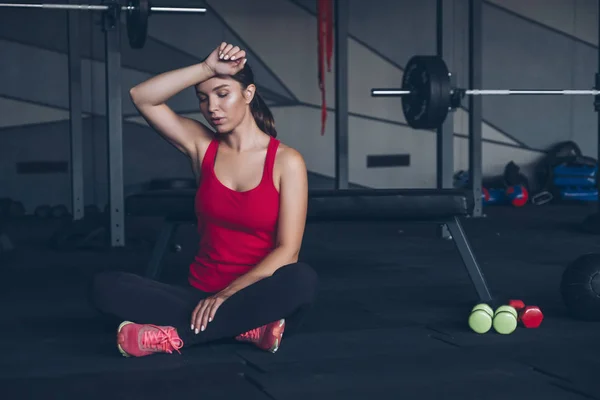 Slim fit muscular morena ejercicio de mujer en el gimnasio, levantamiento de peso — Foto de Stock