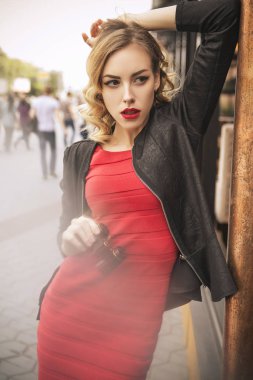 Güzel esmer seksi casus ajan (katil ya da polis) kadın Le