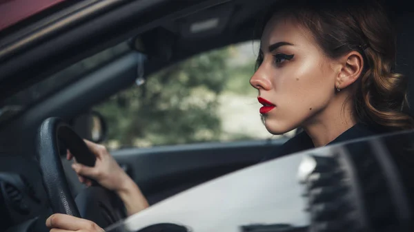 Beautiful brunette sexy spy agent (killer or police) woman in le — Stock Photo, Image