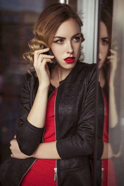 Vackra Brunett Sexig Spion Agent Mördaren Eller Polisen Kvinna Läder — Stockfoto