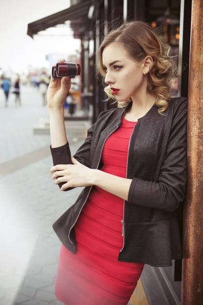 Mooie brunette sexy spy agent (moordenaar of politie) vrouw in le — Stockfoto