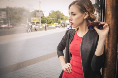 Güzel esmer seksi casus ajan (katil ya da polis) kadın Le