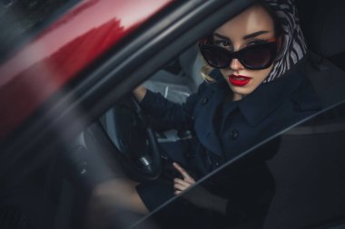 Güzel esmer seksi casus ajan (katil ya da polis) kadın Le