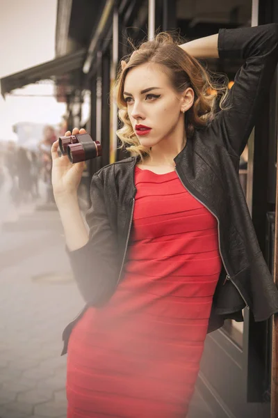 Vackra brunett sexig spion agent (mördaren eller polisen) kvinnan i le — Stockfoto