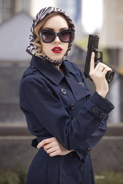 Hermosa morena agente espía sexy (asesino o policía) mujer en ja —  Fotos de Stock