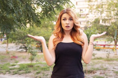 Güzel esmer, iri yarı bir kadın şok edici bir ifade yapar. O 