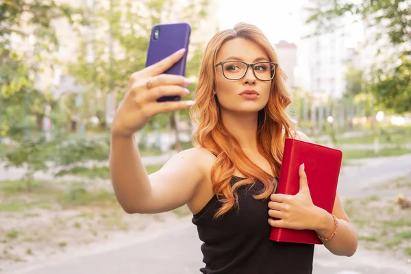 Beautiful brunette plus size woman in glasses. She holding folde — Stock Photo, Image