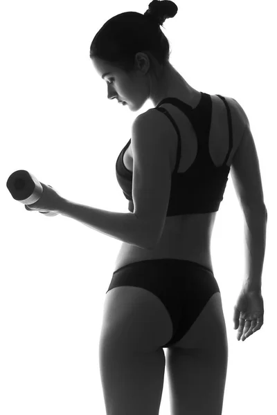 性感的苗条适合女人的身体与哑铃 肌肉腹部 运动服 隔离在白色上 黑白图像 — 图库照片