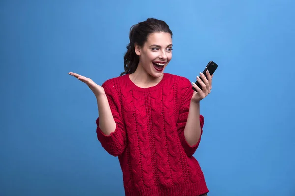 Emocional Retrato Morena Mujer Guapa Caucásica Con Maquillaje Noche Cola — Foto de Stock