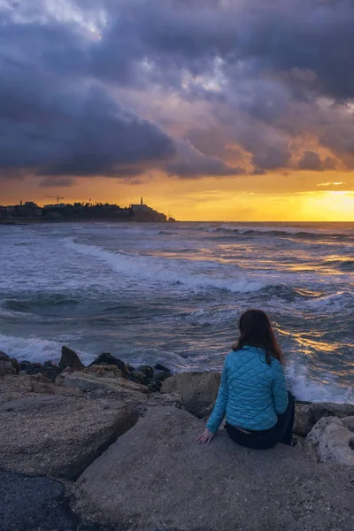 Fantástica Vista Una Chica Mar Israel Vista Atardecer Copiar Espacio —  Fotos de Stock