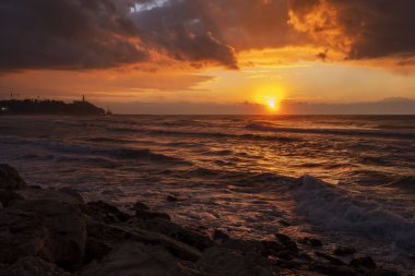 İsrail deniz günbatımının fantastik manzarası. Boşluğu kopyala.