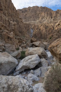 Terk edilmiş dağlar ve kayalar İsrail çölünün ortasında bir yerde.