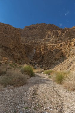 Terk edilmiş dağlar ve kayalar İsrail çölünün ortasında bir yerde.