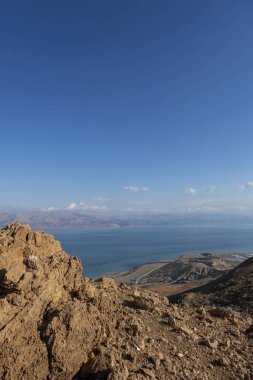 Dağların arasından İsrail 'in ölü denizinin manzarası. Boşluğu kopyala.