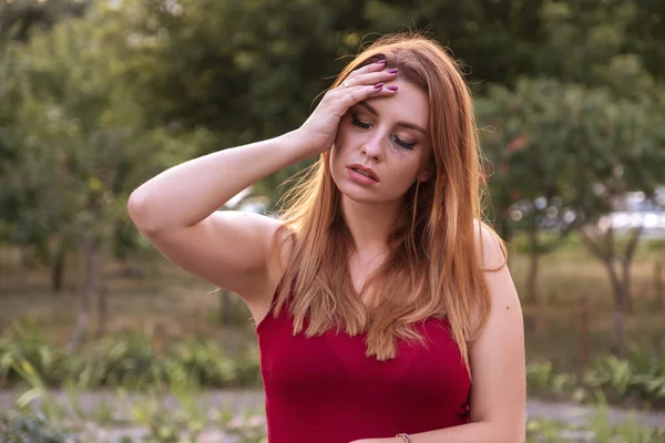 Kaukasiska Vackra Kvinna Tillfälliga Kläder Gråta Göra Olyckliga Känslor Hon — Stockfoto