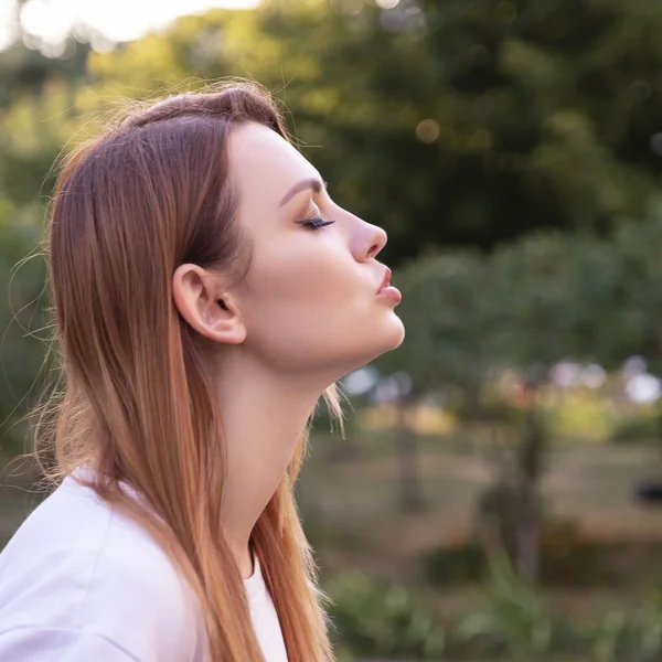 Woman Closed Eyes Park She Learning How Kiss Tongue Space — Stock Photo, Image