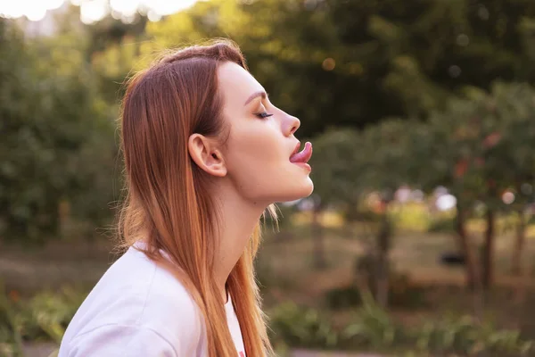 Woman Closed Eyes Park She Learning How Kiss Tongue Space — Stock Photo, Image