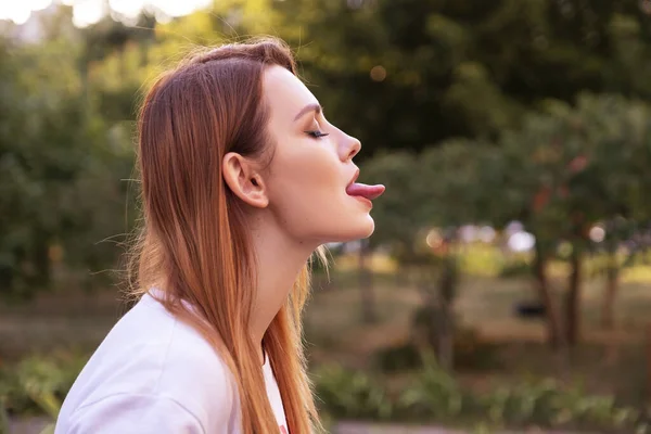 Mulher Olhos Fechados Parque Ela Aprende Beijar Com Língua Espaço — Fotografia de Stock