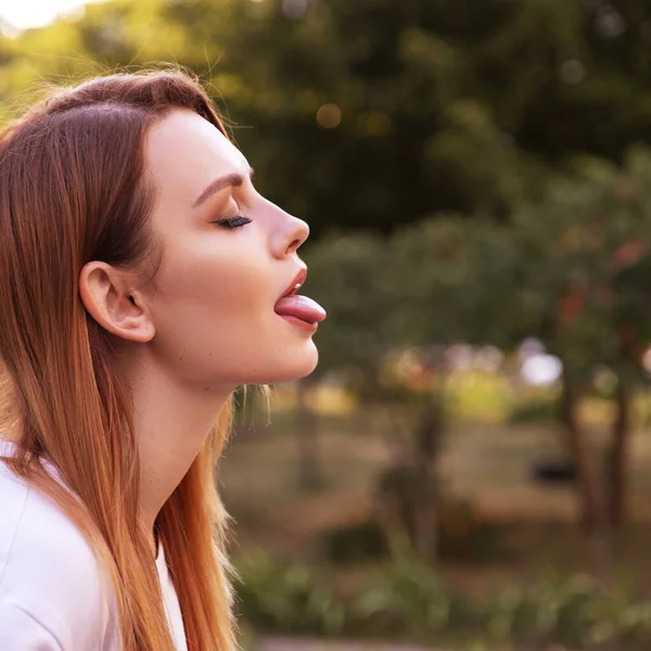 Žena Zavřenýma Očima Parku Učí Líbat Jazykem Mezera Pro Text — Stock fotografie