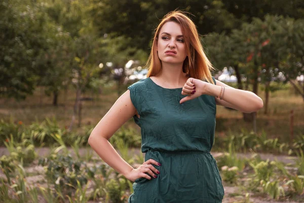 Vrouw Groene Jurk Het Park Maakt Duim Naar Beneden Symbool — Stockfoto