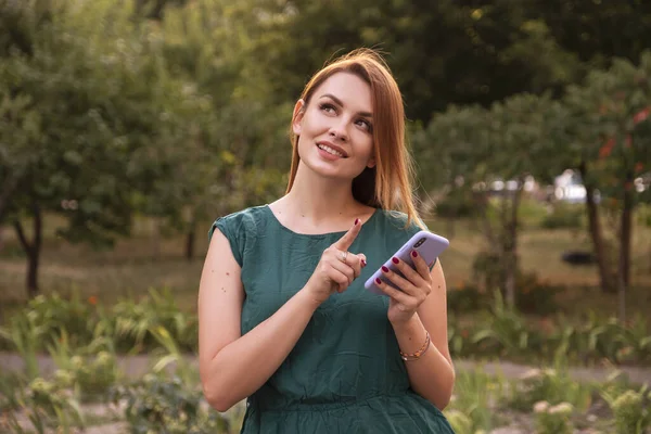 Mulher Bonita Caucasiana Roupa Casual Com Emoção Pensativa Ela Parque — Fotografia de Stock