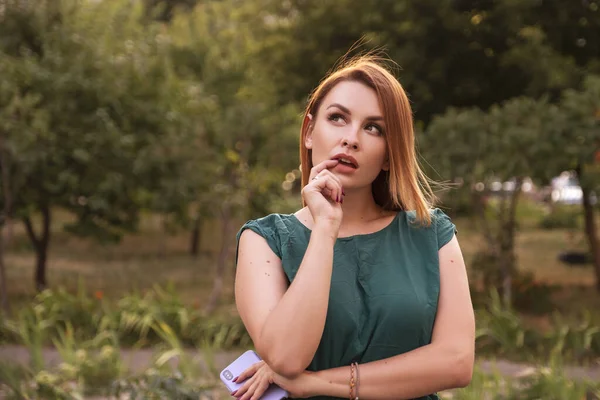 Kaukasische Schöne Frau Lässigem Outfit Mit Nachdenklicher Emotion Sie Steht — Stockfoto