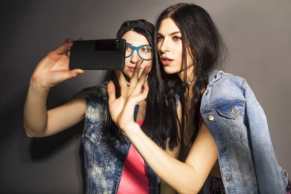 Deux Brunes Caucasiennes Hipster Femme Tenue Décontractée Élégante Amusant Faire — Photo