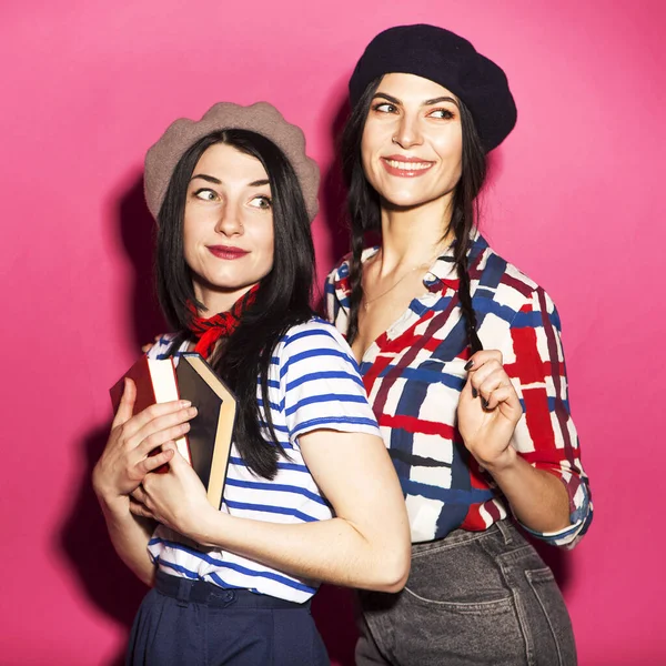 Dvě Kavkazské Brunetky Hipster Žena Ležérní Stylové Francouzské Oblečení Baretem — Stock fotografie