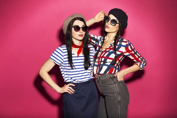 Deux Brunes Caucasiennes Hipster Femme Tenue Décontractée Française Élégante Avec — Photo