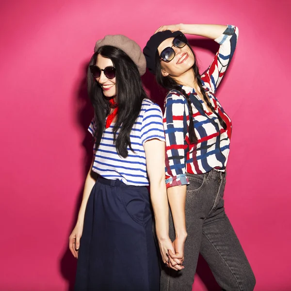 Zwei Kaukasische Brünette Hipsterfrauen Lässigem Stilvollem Französischem Outfit Mit Baskenmütze — Stockfoto