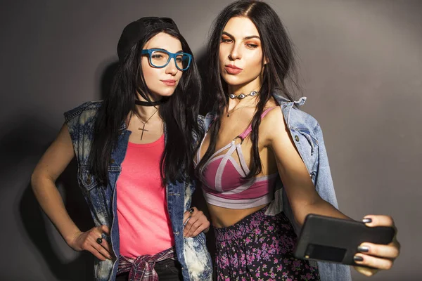 Två Kaukasiska Brunett Hipster Kvinna Avslappnad Elegant Outfit Har Roligt — Stockfoto