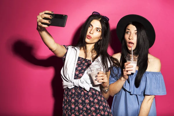 Kafkas Esmer Hippi Kadın Gündelik Şık Kıyafetler Içinde Telefonlarında Selfie — Stok fotoğraf