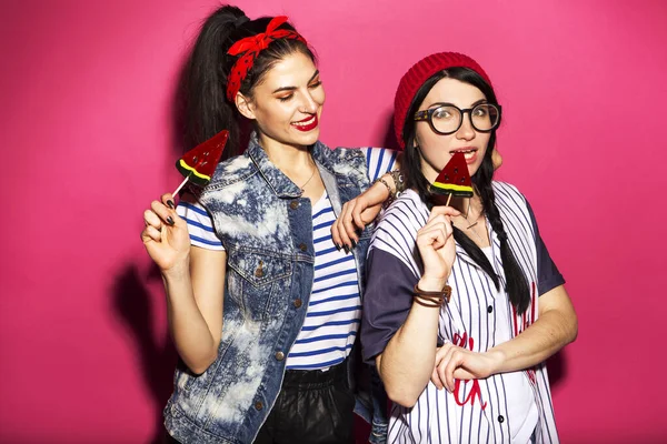 Zwei Kaukasische Brünette Hipsterfrauen Lässigem Stylischem Outfit Haben Spaß Daran — Stockfoto