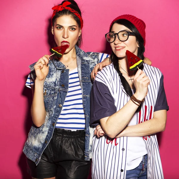Twee Kaukasische Brunette Hipster Vrouw Casual Stijlvolle Outfit Met Plezier — Stockfoto