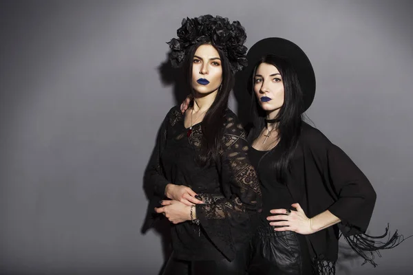 Mujeres Góticas Caucásicas Vestidos Oscuros Sobre Fondo Gris Neutro Luz —  Fotos de Stock