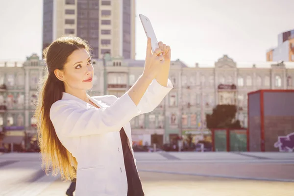 Beautiful Brunette Business Woman White Suit Working Tablet Her Hands — Stock Photo, Image