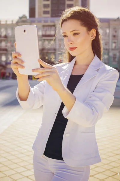 Mulher Negócios Morena Bonita Terno Branco Trabalhando Tablet Suas Mãos — Fotografia de Stock