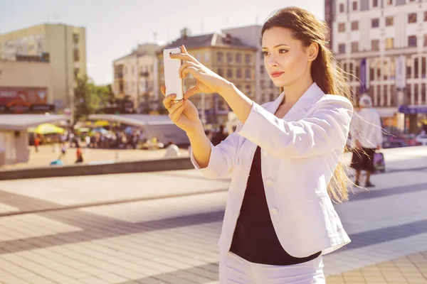 Belle Femme Affaires Brune Costume Blanc Photographiant Selfie Sur Une — Photo