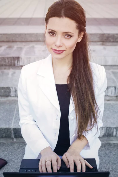 Beautiful Brunette Business Woman White Suit Notebook Her Lap Typing — Stock Photo, Image