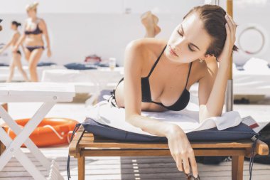 güzel esmer kadın plaj havuzu mayoyla rahat rahatlatıcı. yaz. açık havada