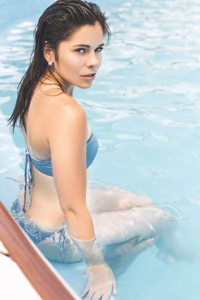 해변의 아름다운 여인은 수영장에서 선글라스를 휴식을 취한다 야외에서 — 스톡 사진