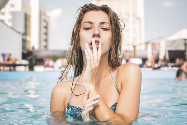 Hermosa Mujer Morena Playa Piscina Solo Relajarse Gafas Sol Verano — Foto de Stock