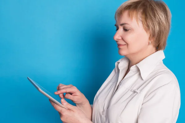 Eldery Caucasian Doctor Lady White Coat Tablet Blue Background Emotional — Stock Photo, Image