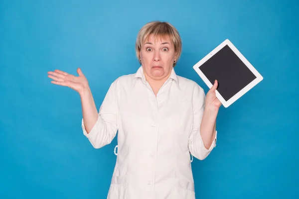 Oudere Blanke Arts Dame Witte Vacht Met Tablet Blauwe Achtergrond — Stockfoto