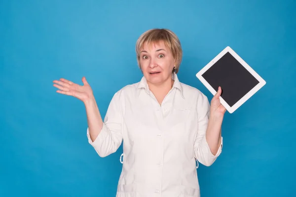 Oudere Blanke Arts Dame Witte Vacht Met Tablet Blauwe Achtergrond — Stockfoto