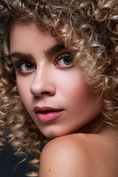 Mulher Alegre Bonito Fechar Retrato Com Cabelos Cacheados Afro Fundo — Fotografia de Stock