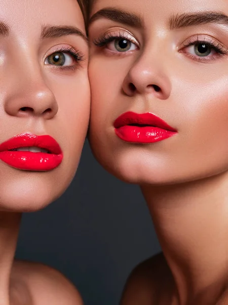 Twee Vrouwen Dicht Bij Elkaar Met Rode Lippen Oog Close — Stockfoto