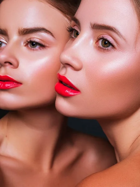 Zwei Frauen Eng Beieinander Mit Roten Lippen Und Augen Nahaufnahme — Stockfoto