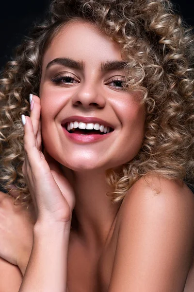 Leuke Vrolijke Vrouw Close Portret Met Afro Krullend Kapsel Een — Stockfoto