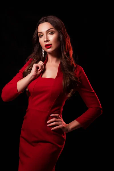 Sexy Donna Bruna Trova Abito Elegante Rosso Backround Nero Lei — Foto Stock